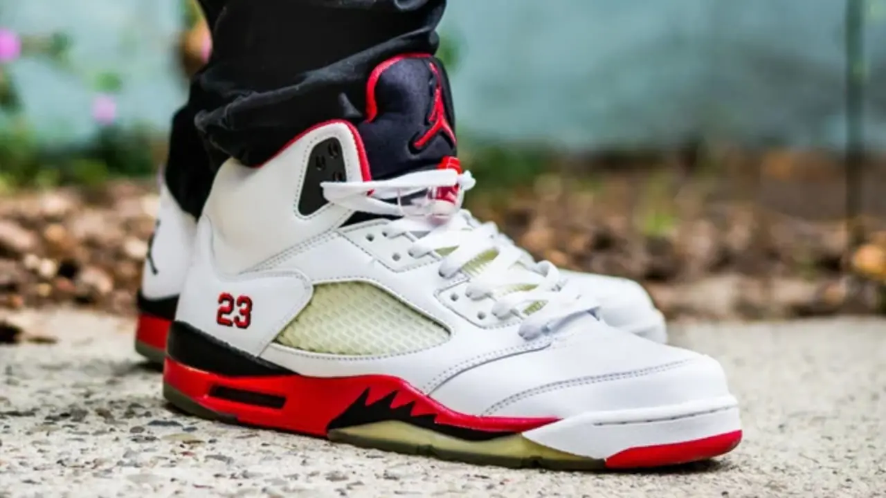 Hinh anh 4: Air Jordan 5 'Fire Red' - Bieu tuong van hoa giay the thao