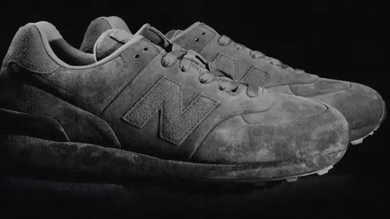 Hinh anh 1: Stone Island x New Balance 574 Ghost: Giay sneaker toi gian voi ba phoi mau Dark Brown, Grey, Navy, ra mat tai London Fashion Week.