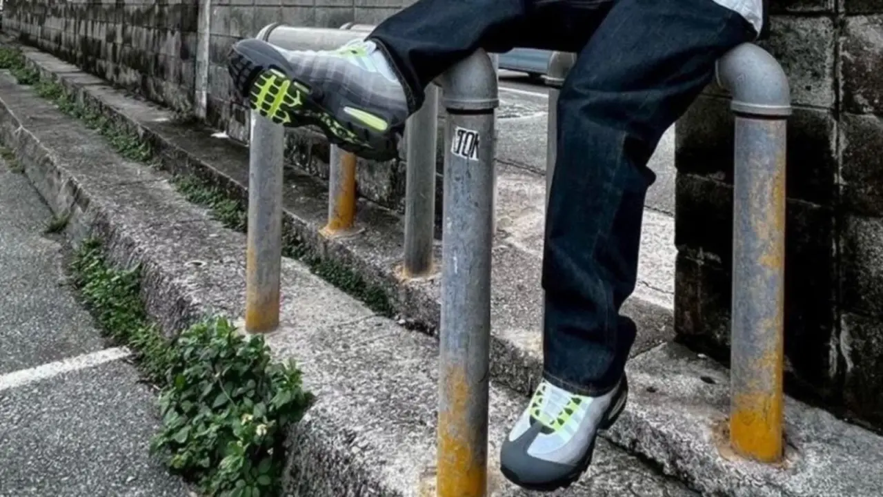 Hinh anh 1: Hinh anh Harajuku x Nike Air Max 95 phien ban moi tu atmos, noi bat voi sac xanh jade va chi tiet HRJK.