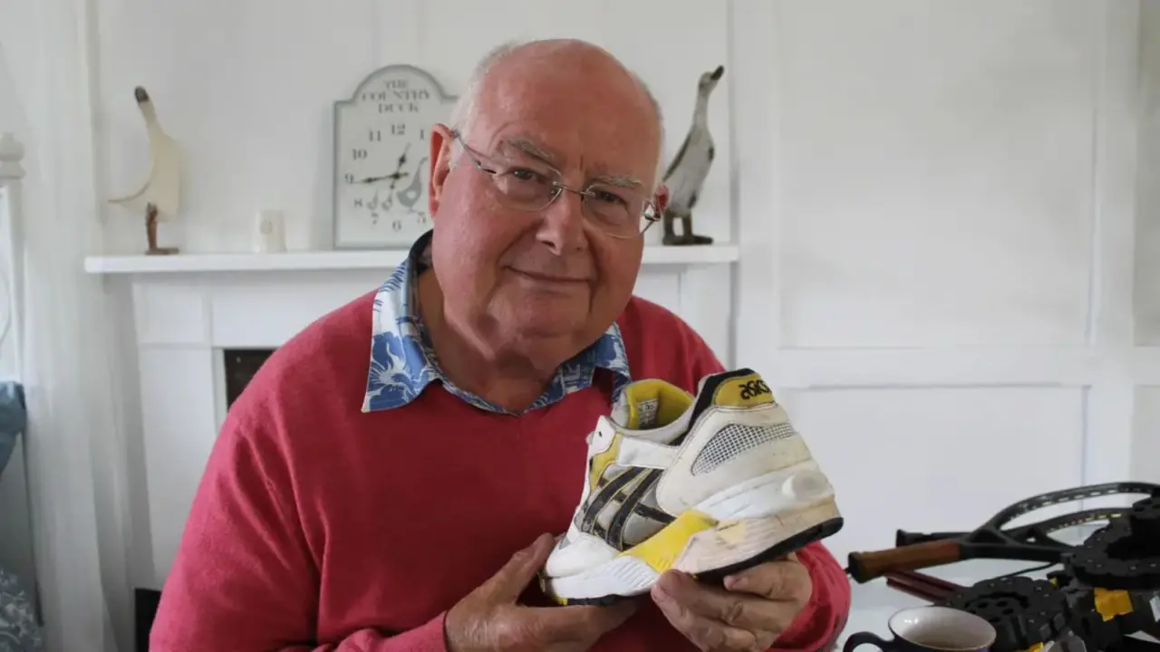 Hinh anh 1: Giay sneakers co den LED khong can pin cua John Mott