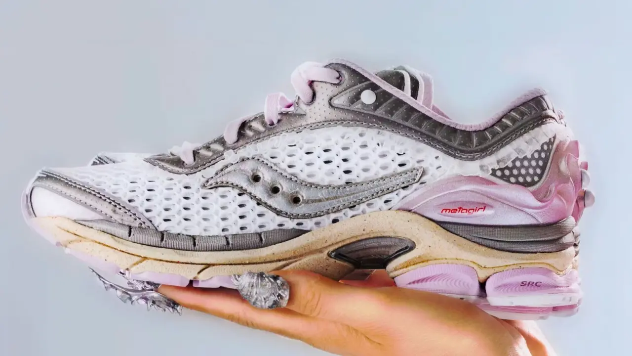 Hinh anh 1: Sneaker METAGIRL x Saucony ProGrid Paramount voi thiet ke nu quyen, ket hop cong nghe in 3D va cam hung tu anh trang.