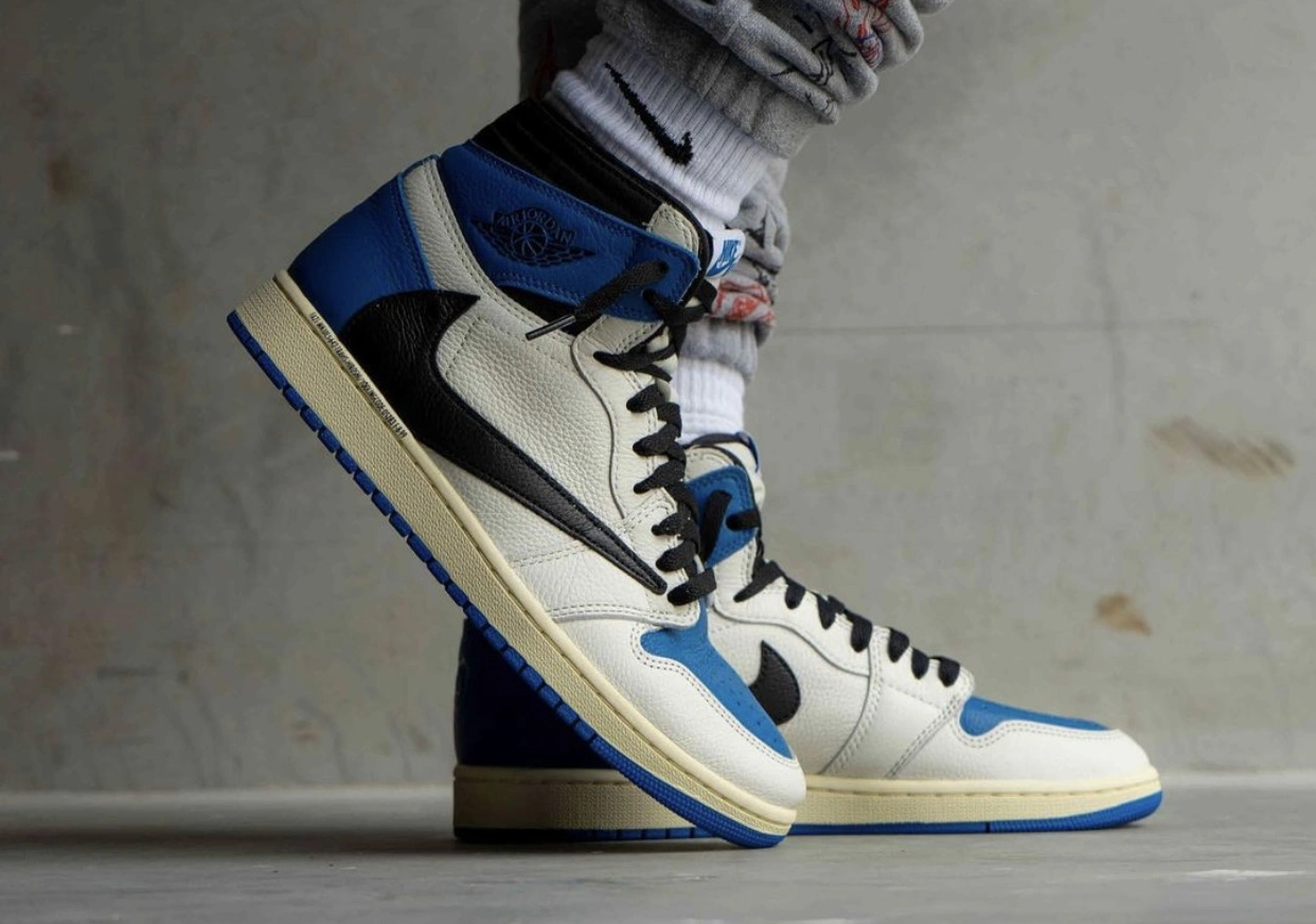 Travis Scott x Fragment x Air Jordan 1 Low OG “Military Blue” ra mắt vào tháng 9 năm 2025