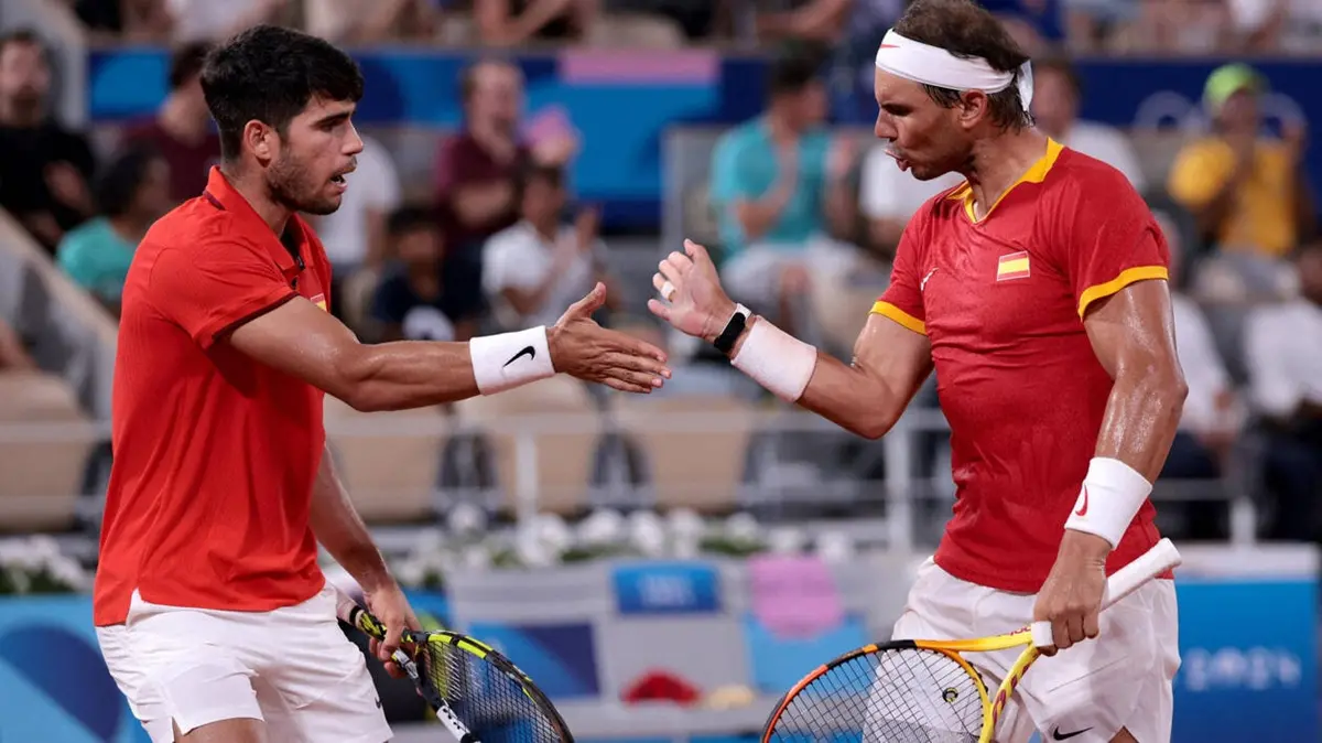 Hinh anh 2: Carlos Alcaraz tren san tennis voi phong cach thoi trang noi bat
