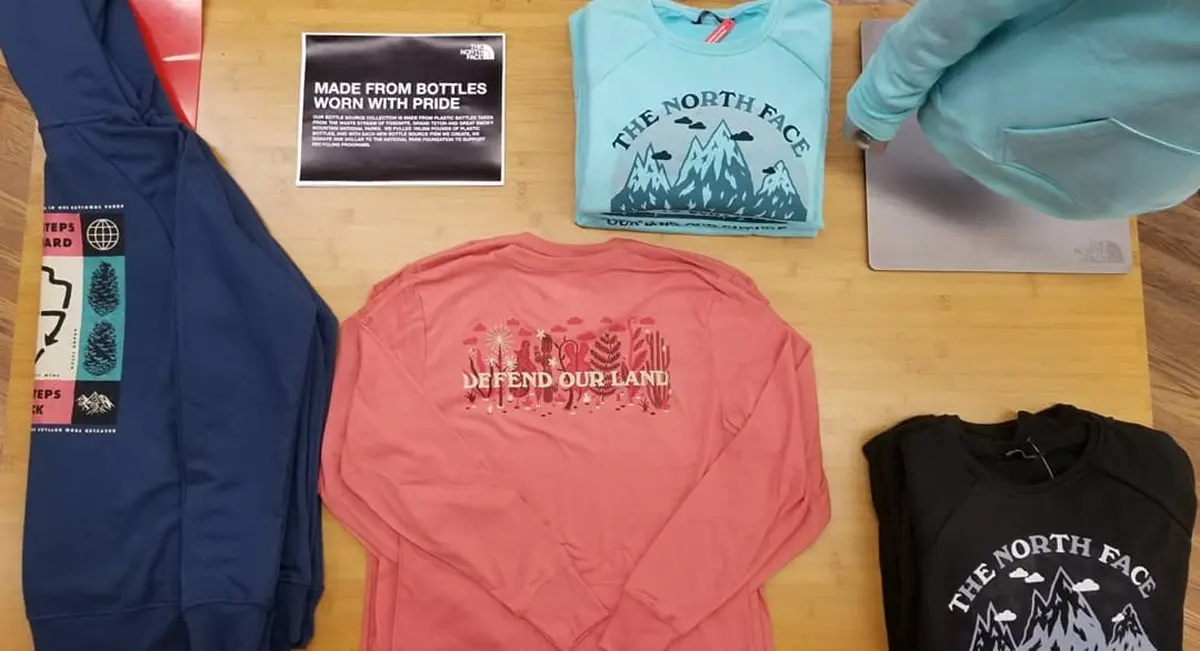 Hinh anh 5: Logo The North Face tren ao khoac giua day nui tuyet, bieu tuong phieu luu