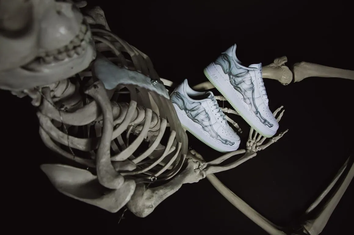 Hinh anh 2: Nike Air Max 95 va Air Force 1 Houseflies - Bo suu tap Halloween 2025 voi chi tiet ruoi am anh va thiet ke doc dao.