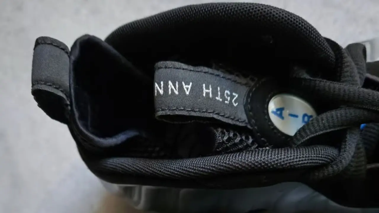 Hinh anh 4: Hinh anh Nike Air Foamposite Pro 25th Anniversary mau hiem voi thiet ke bac anh kim va chi tiet ky niem doc quyen.