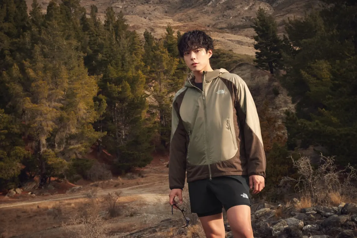 Hinh anh 1: Logo The North Face tren ao khoac giua day nui tuyet, bieu tuong phieu luu