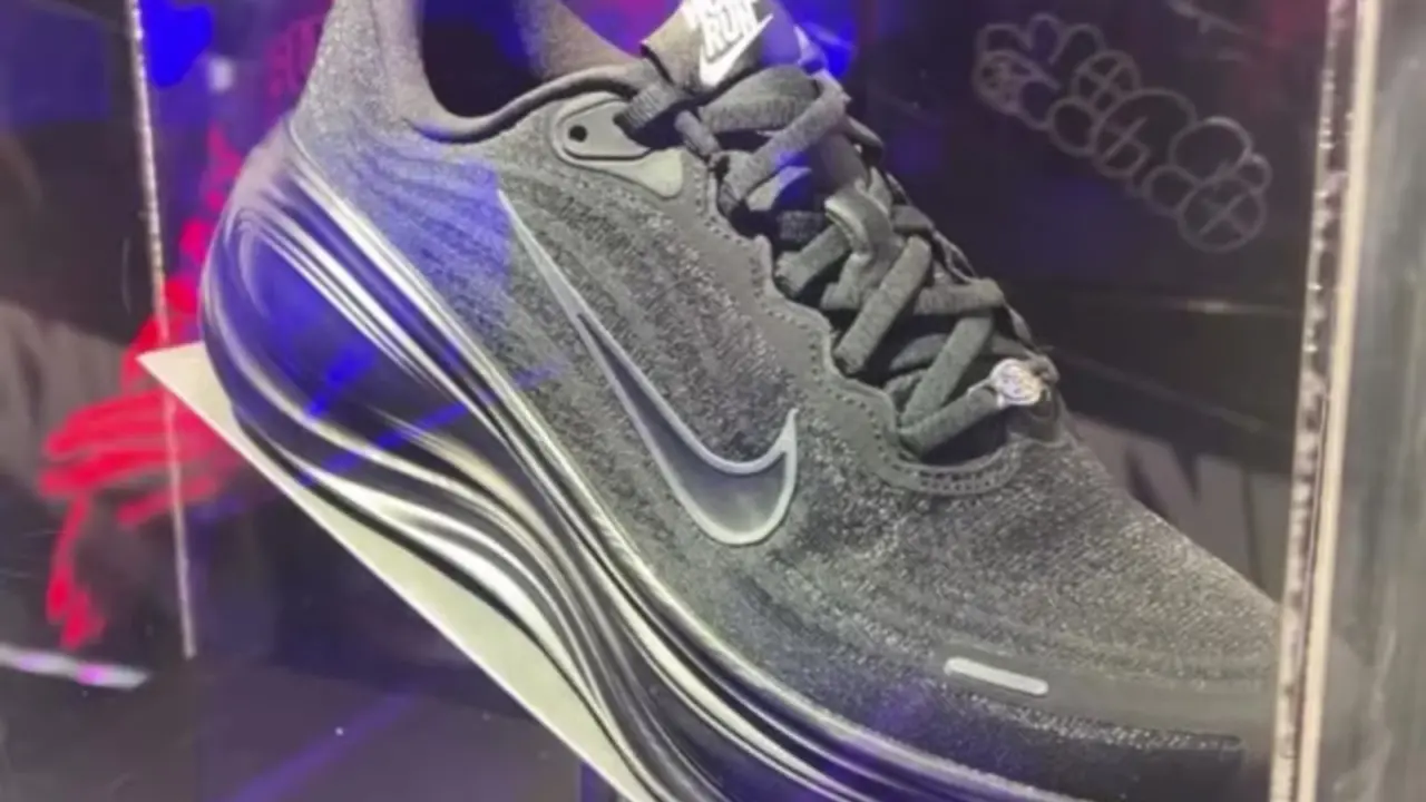 Hinh anh 4: HOMERUN x Nike Air Force 1 va Vomero Plus moi trong bo suu tap triple black