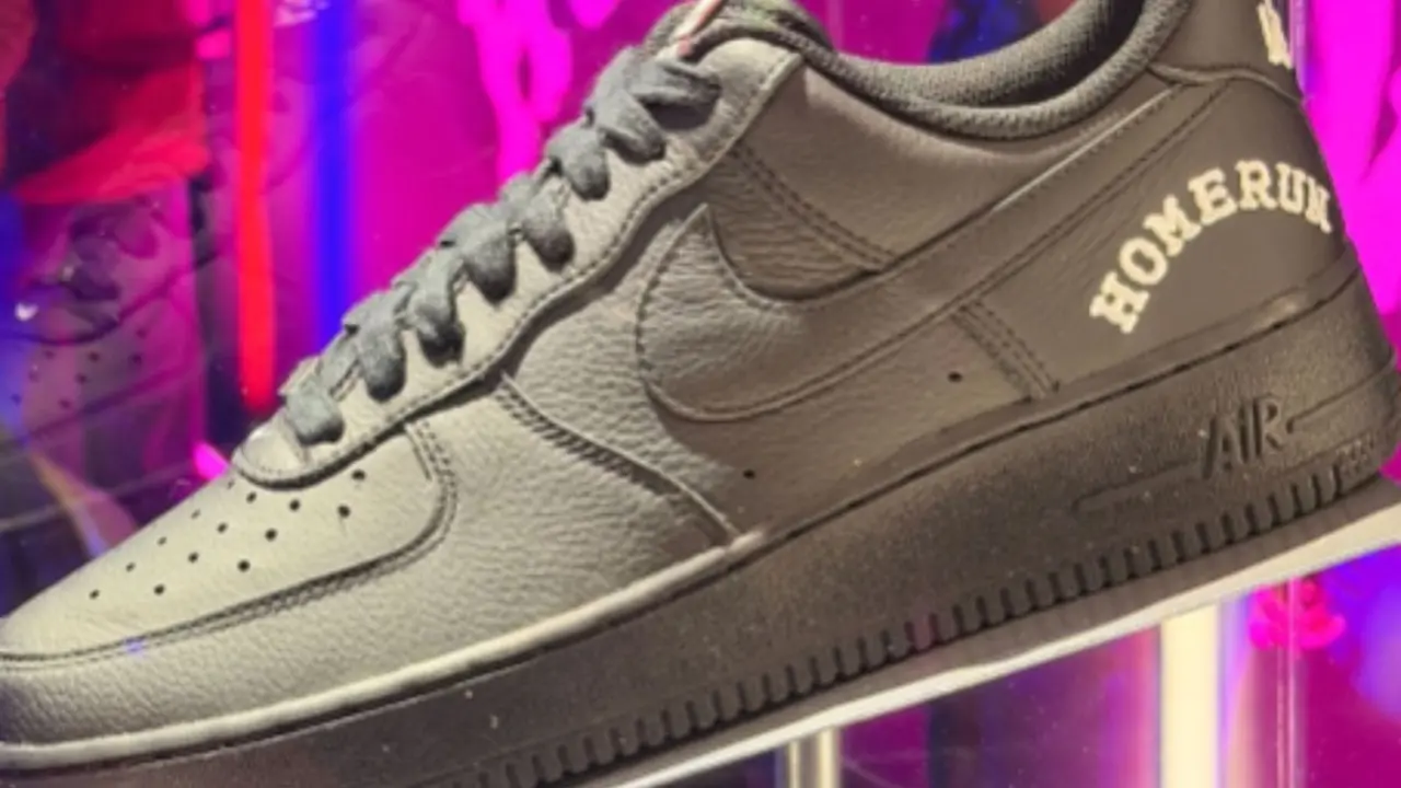 Hinh anh 3: HOMERUN x Nike Air Force 1 va Vomero Plus moi trong bo suu tap triple black