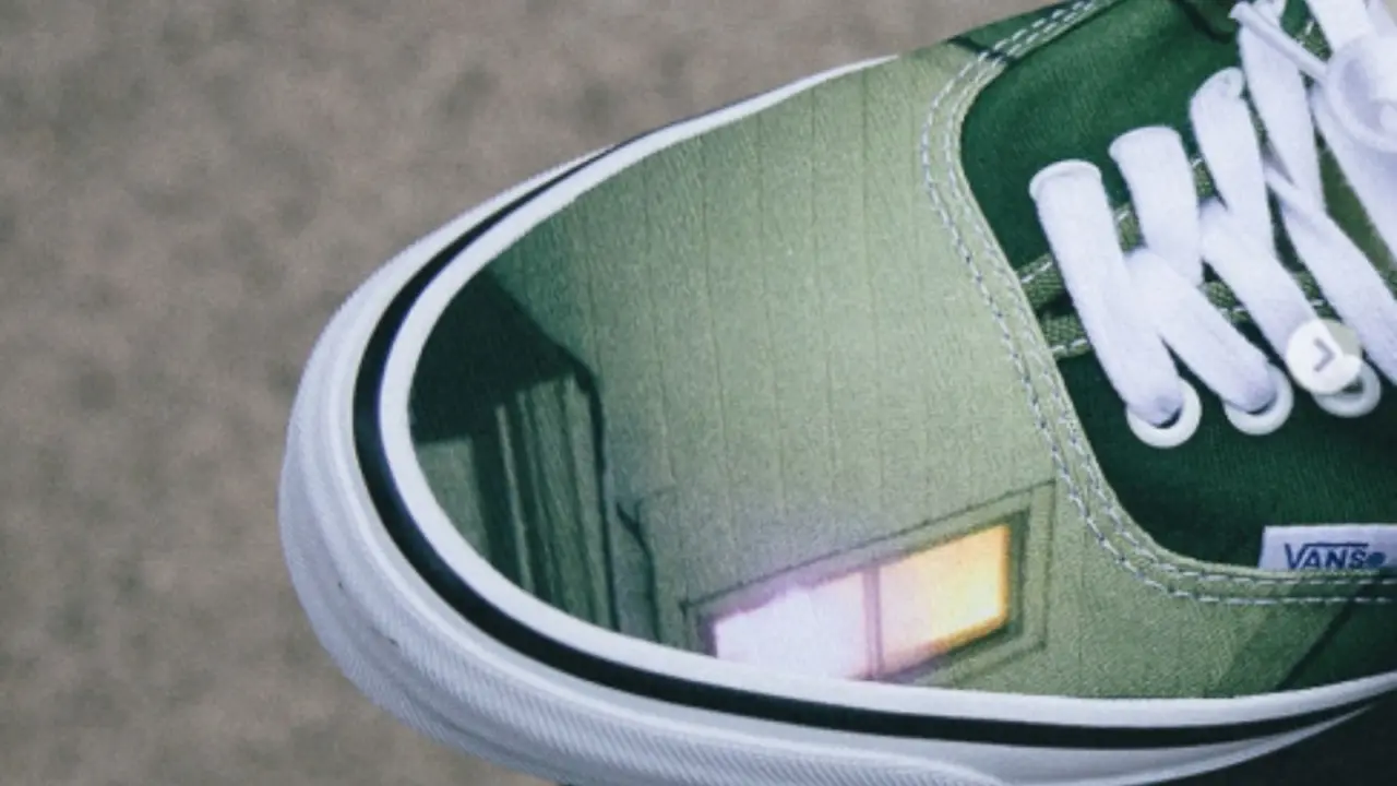 Hinh anh 5: Hinh anh doi giay Vans OTW x American Football Authentic 44 voi thiet ke bia album bieu tuong.