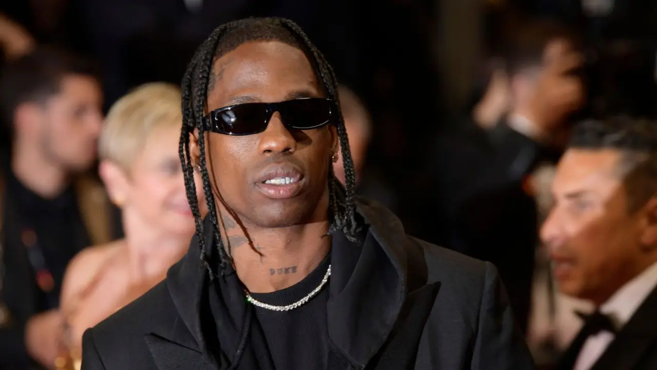 Hinh anh 3: Travis Scott mang giay adidas tren san khau Astroworld