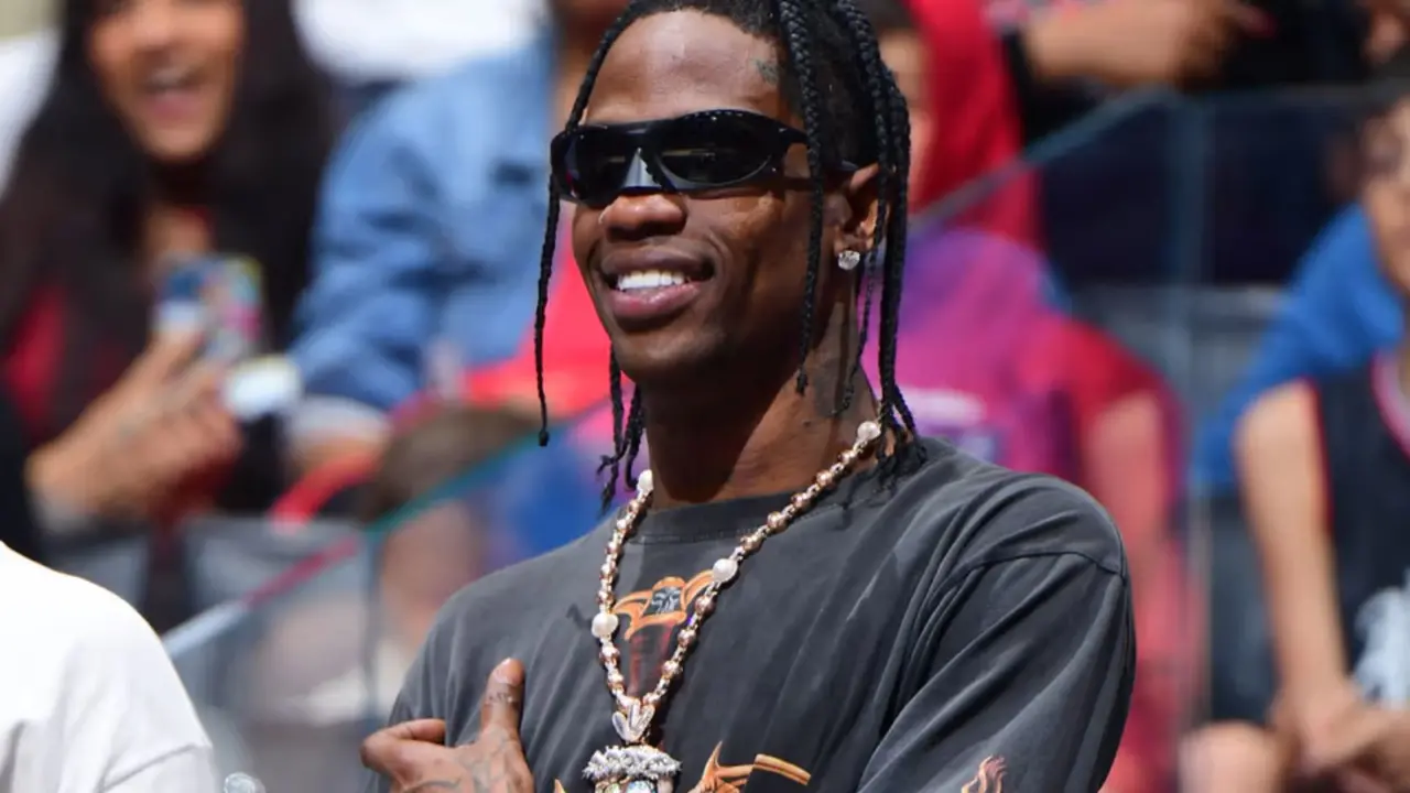 Hinh anh 4: Travis Scott mang giay adidas tren san khau Astroworld