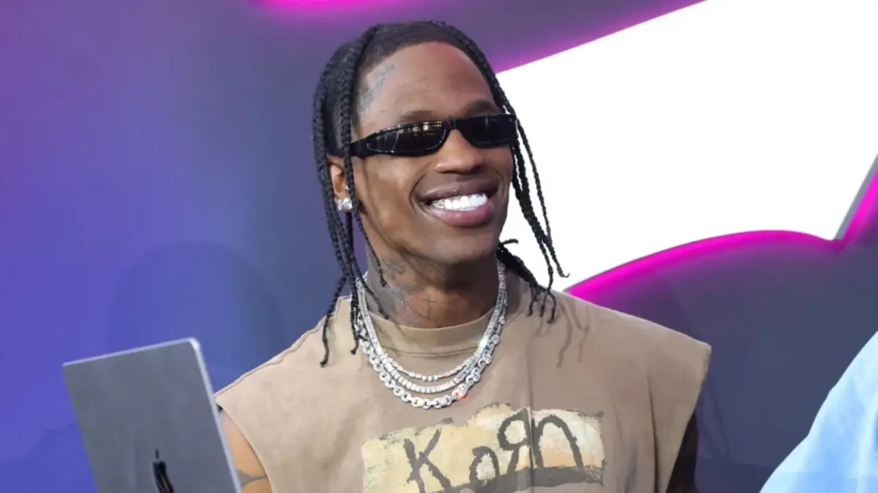Hinh anh 5: Travis Scott mang giay adidas tren san khau Astroworld