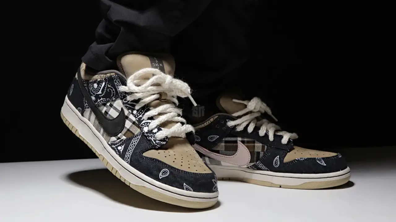 Hinh anh 6: Travis Scott mang giay adidas tren san khau Astroworld