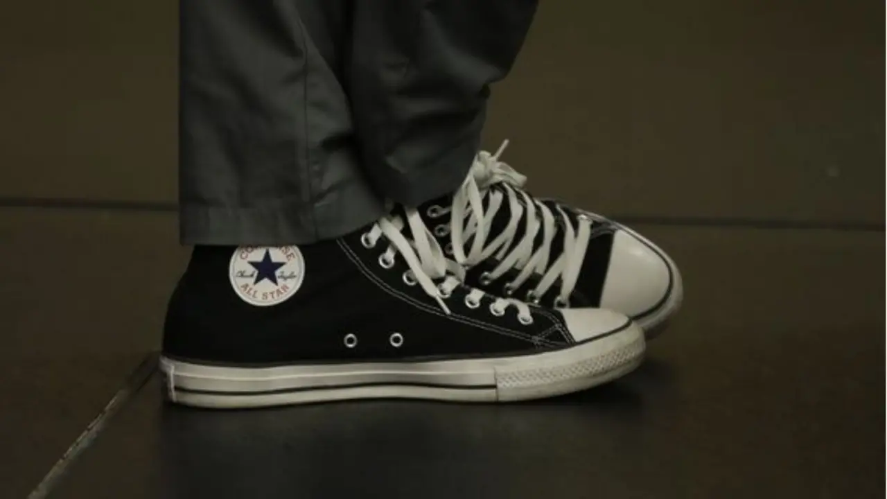 Hinh anh 1: Giay Converse Chuck Taylor All Star co dien tren nen go, bieu tuong thoi trang