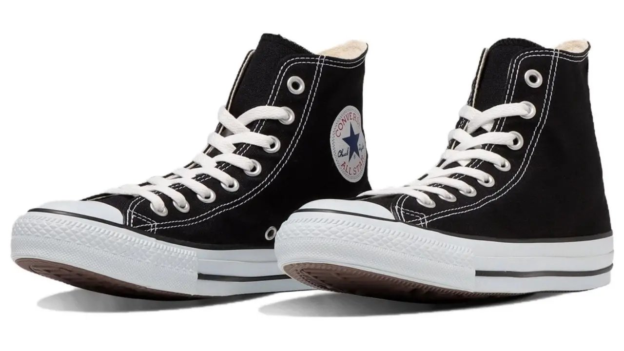 Hinh anh 2: Giay Converse Chuck Taylor All Star co dien tren nen go, bieu tuong thoi trang