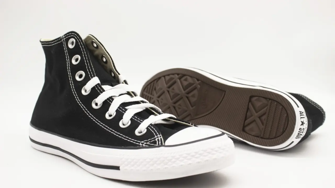 Hinh anh 3: Giay Converse Chuck Taylor All Star co dien tren nen go, bieu tuong thoi trang