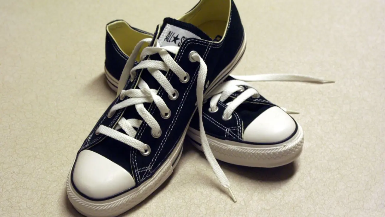 Hinh anh 4: Giay Converse Chuck Taylor All Star co dien tren nen go, bieu tuong thoi trang