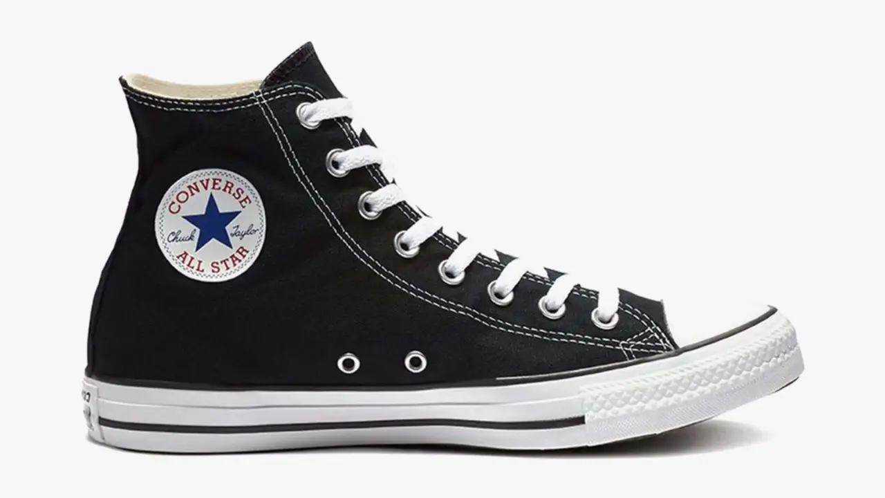 Hinh anh 5: Giay Converse Chuck Taylor All Star co dien tren nen go, bieu tuong thoi trang