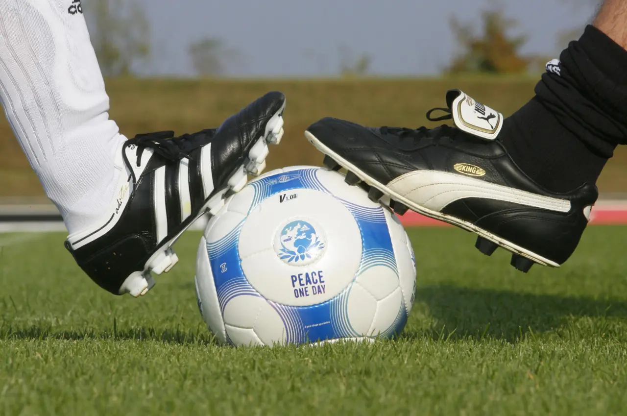 Cuộc đối đầu Adidas – PUMA: Mâu thuẫn lịch sử và sự hình thành hai đế chế Cuộc đối đầu Adidas – PUMA: Mâu thuẫn lịch sử và sự hình thành hai đế chế