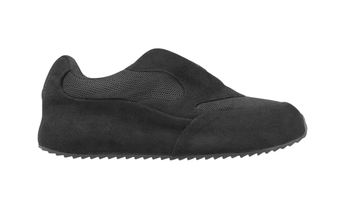 Kanye West ra mắt mẫu giày YEEZY BL-01 “BULLY”