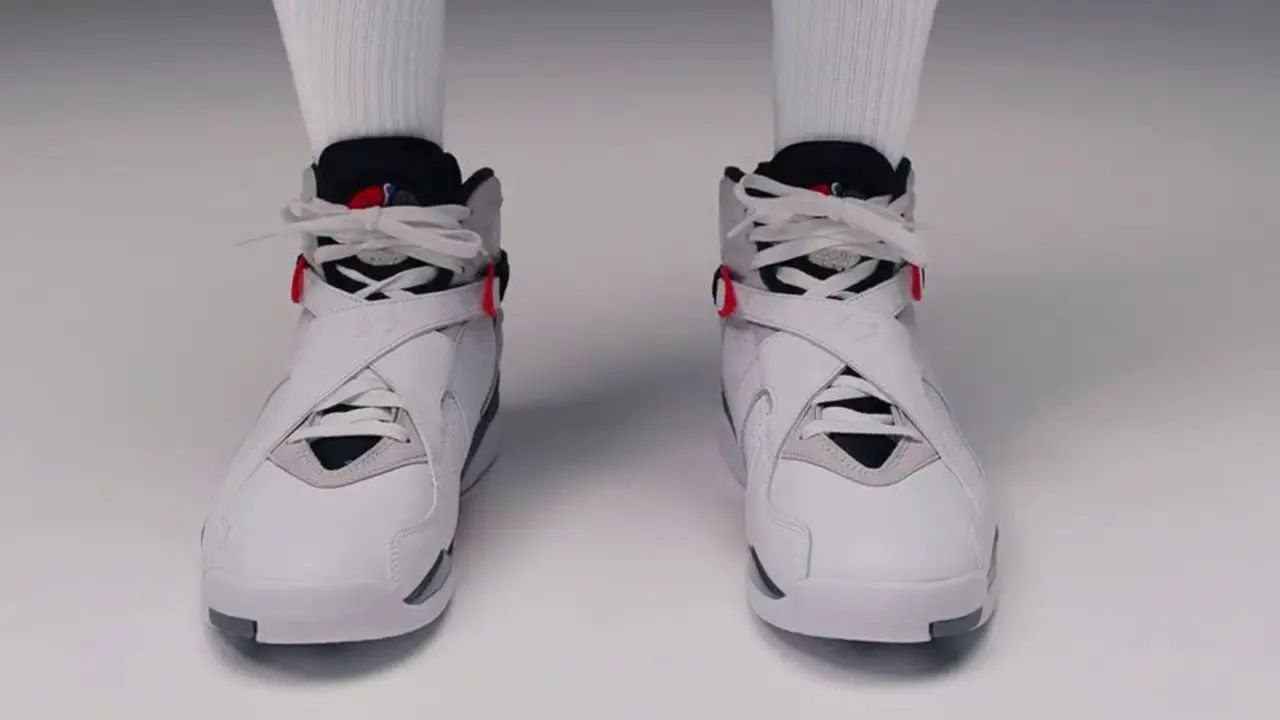 Hinh anh 2: Hinh anh Air Jordan 8 Retro 'Bugs Bunny' 2025 voi thiet ke kinh dien