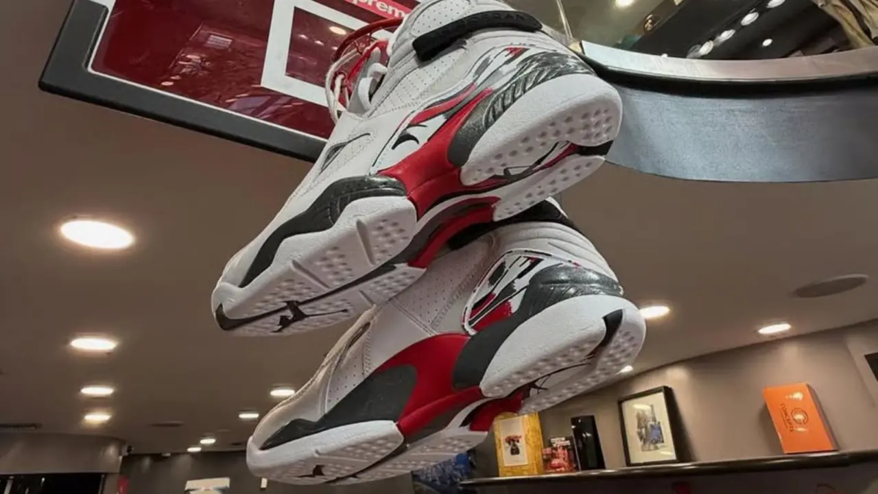 Hinh anh 6: Hinh anh Air Jordan 8 Retro 'Bugs Bunny' 2025 voi thiet ke kinh dien