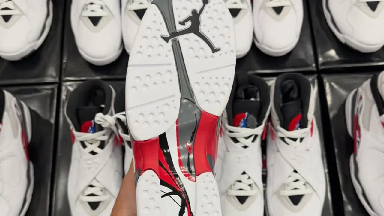 Hinh anh 7: Hinh anh Air Jordan 8 Retro 'Bugs Bunny' 2025 voi thiet ke kinh dien