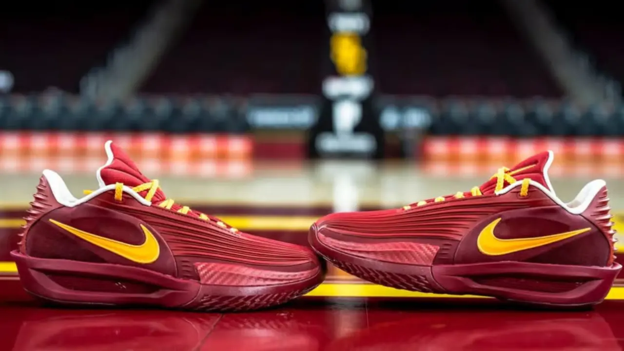 Hinh anh 1: JuJu Watkins cam doi giay Nike GT Cut 3 Turbo PE voi thiet ke do do va vang ruc