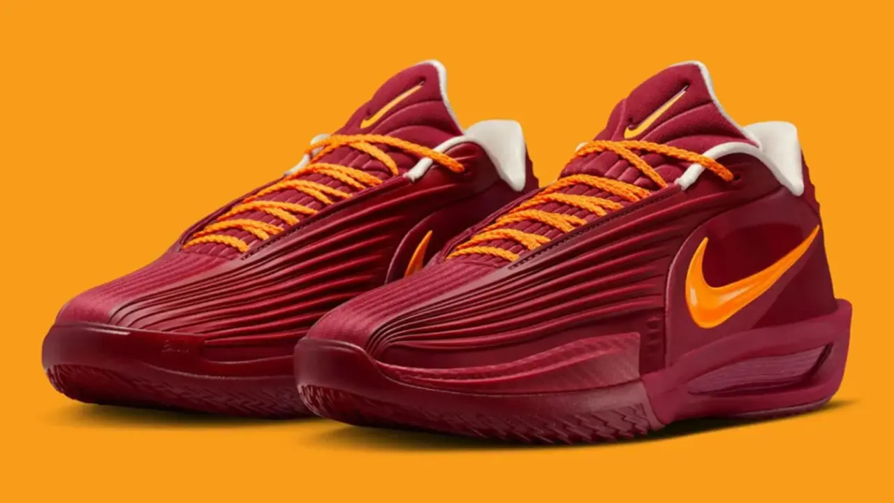 Hinh anh 4: JuJu Watkins cam doi giay Nike GT Cut 3 Turbo PE voi thiet ke do do va vang ruc