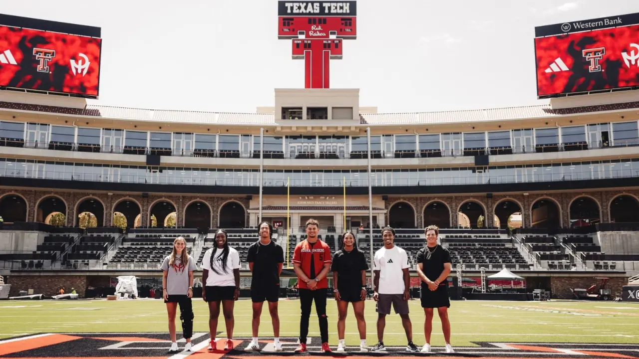 Hinh anh 3: Patrick Mahomes ky hop dong gia han voi adidas, mo rong dong san pham signature