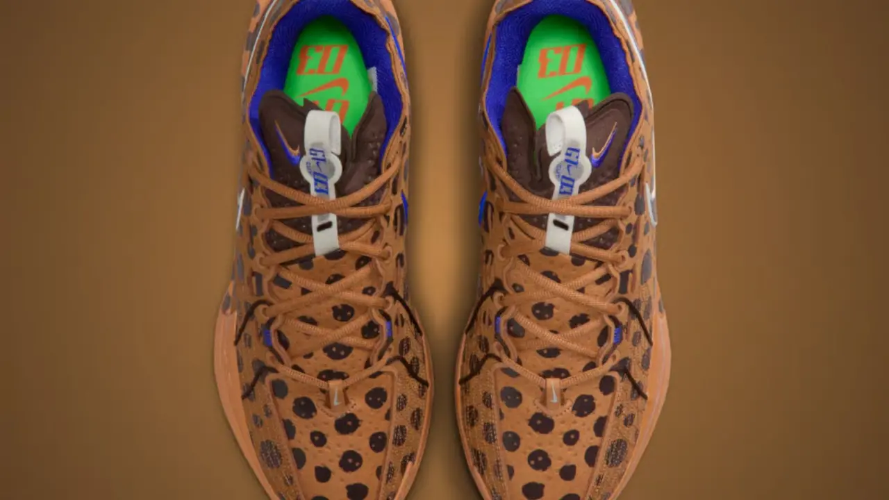 Hinh anh 4: Jordan Poole mang giay Nike GT Cut 3 'Milk ‘N Cookies' voi thiet ke banh quy chocolate va chi tiet xanh lam.