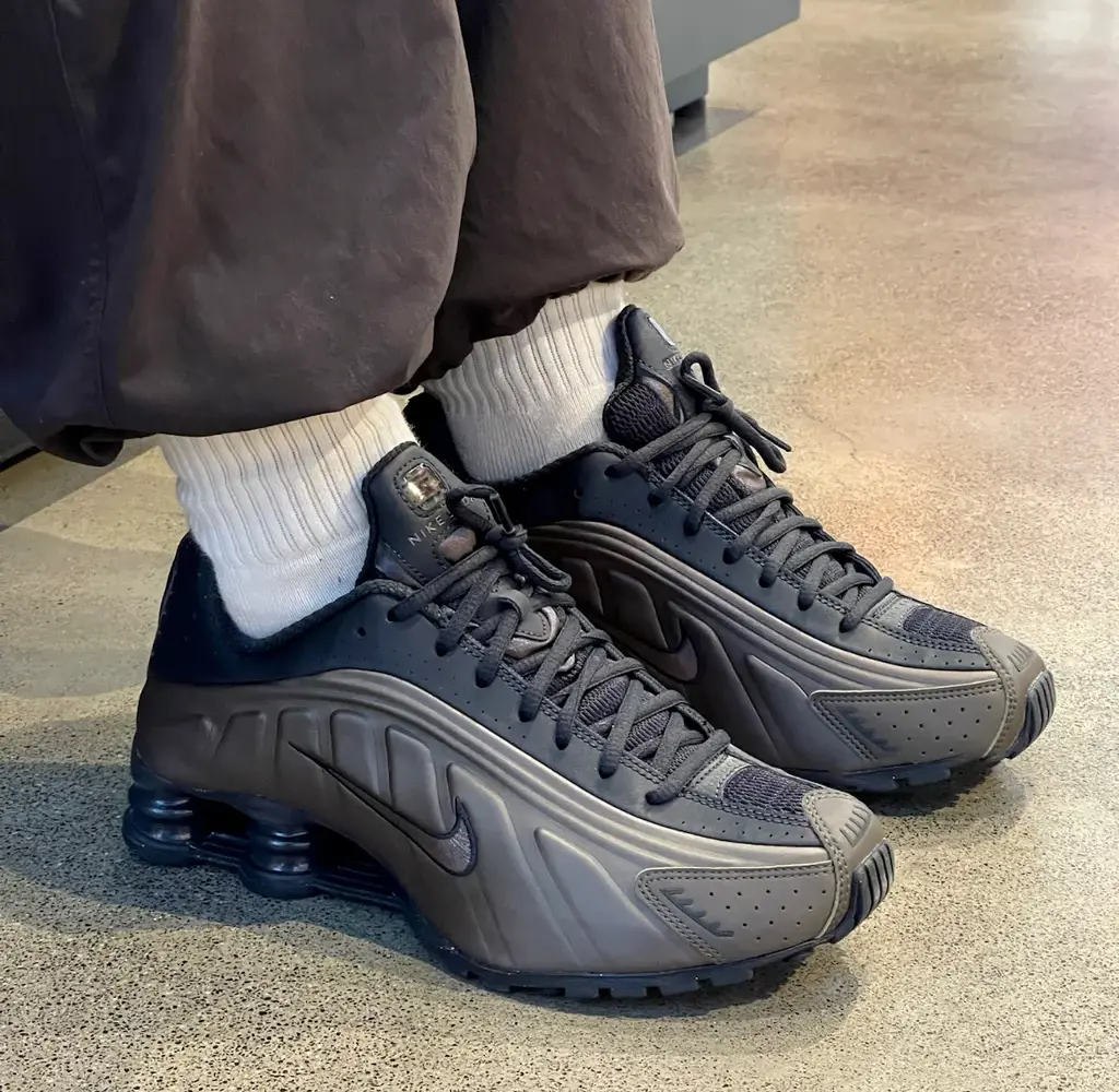 Nike Shox R4 khoác lên mình diện mạo cổ điển với phối màu “Black Spruce” Nike Shox R4 khoác lên mình diện mạo cổ điển với phối màu “Black Spruce”