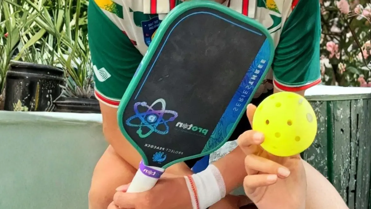 Hinh anh 4: Hinh anh Proton Flamingo va Proton Peacock 2025 so sanh vot pickleball