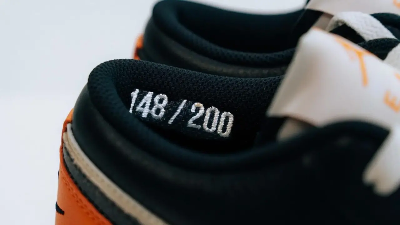Hinh anh 6: Air Jordan 1 Low EKIN: Doi giay gioi han voi phoi mau den, trang, cam va logo Nike viet nguoc, chi danh rieng cho EKIN cua Nike.