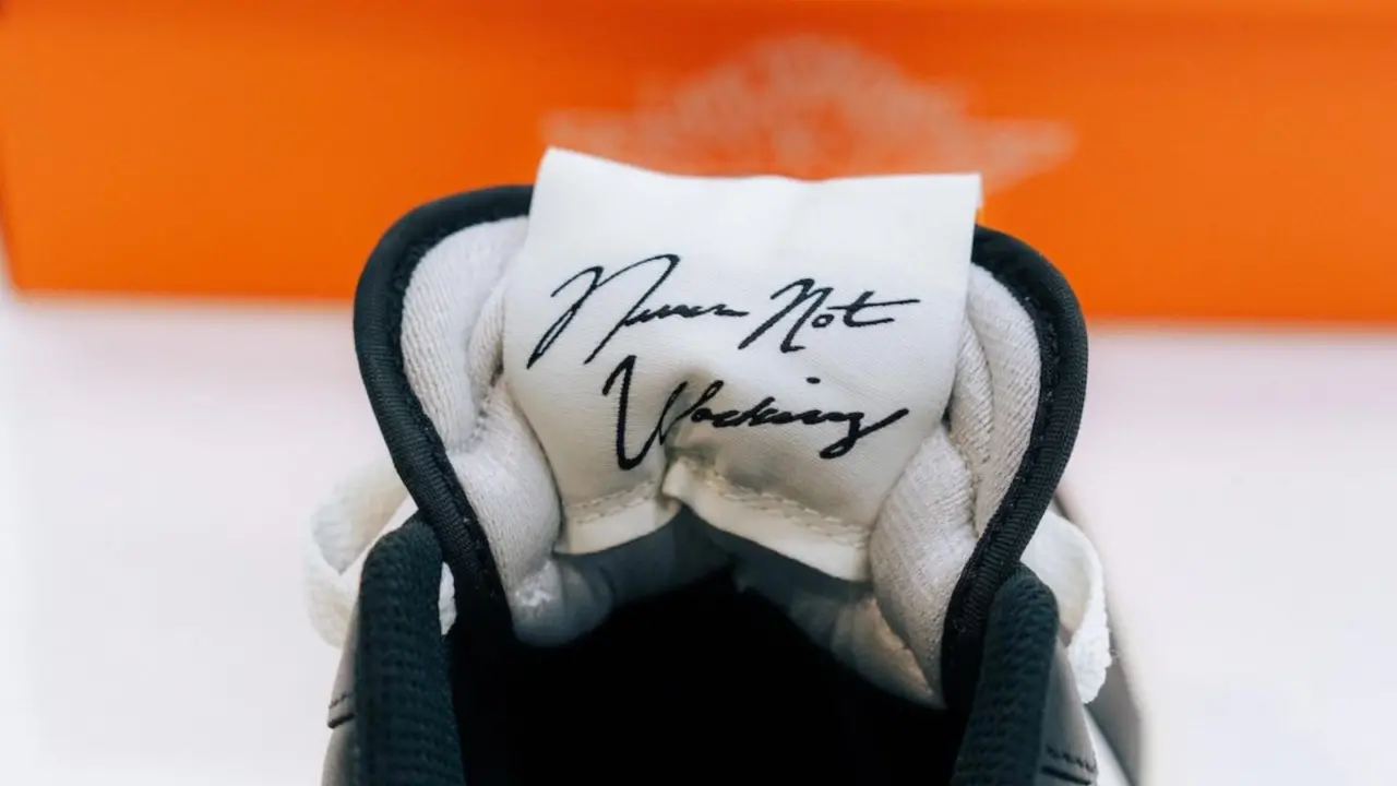 Hinh anh 7: Air Jordan 1 Low EKIN: Doi giay gioi han voi phoi mau den, trang, cam va logo Nike viet nguoc, chi danh rieng cho EKIN cua Nike.
