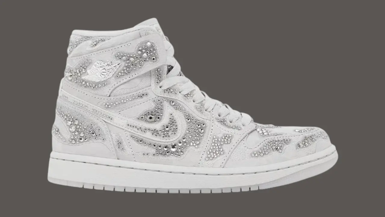 Hinh anh 1: Hinh anh Swarovski x Air Jordan 1 Retro High OG Vast Grey voi thiet ke pha le lap lanh.
