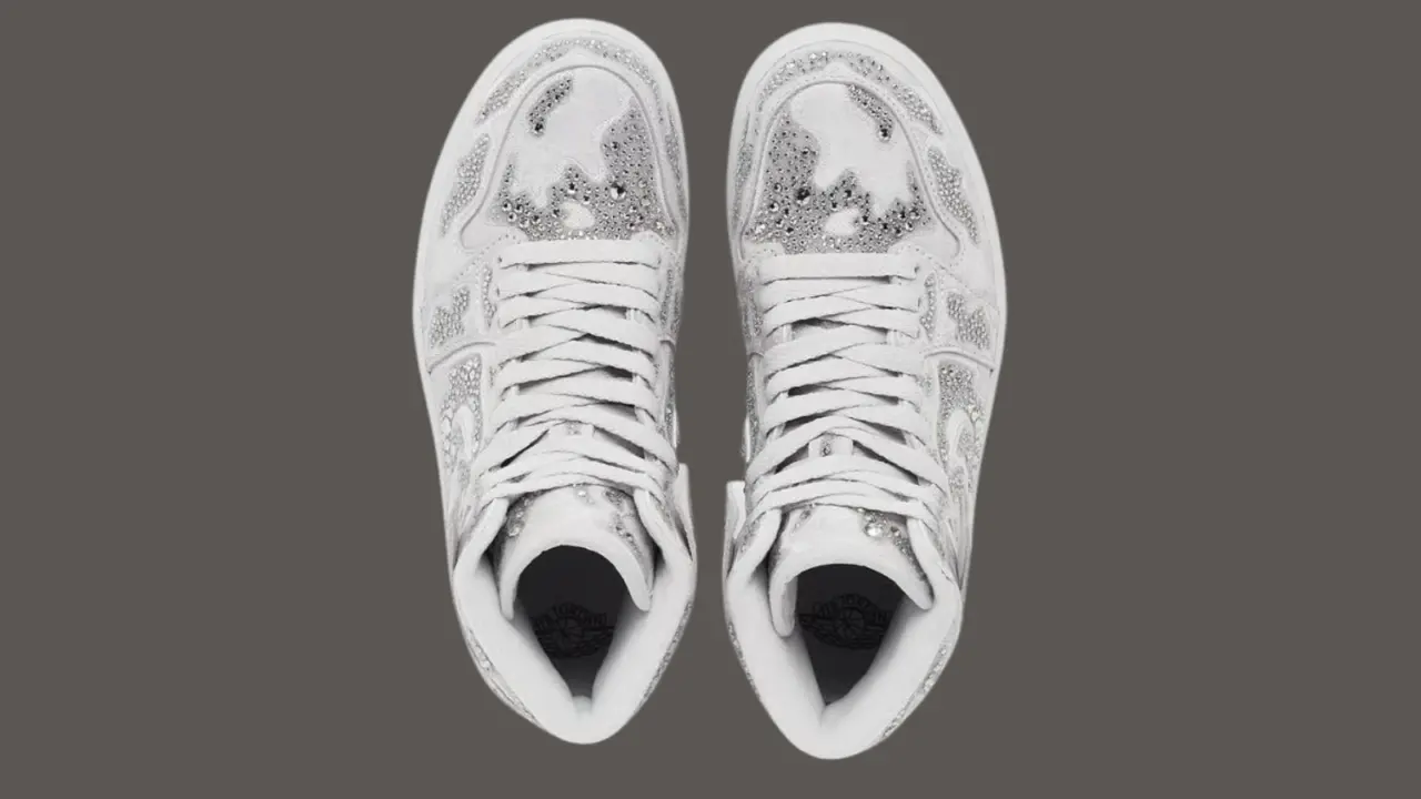 Hinh anh 3: Hinh anh Swarovski x Air Jordan 1 Retro High OG Vast Grey voi thiet ke pha le lap lanh.