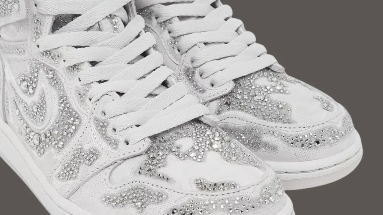 Hinh anh 4: Hinh anh Swarovski x Air Jordan 1 Retro High OG Vast Grey voi thiet ke pha le lap lanh.
