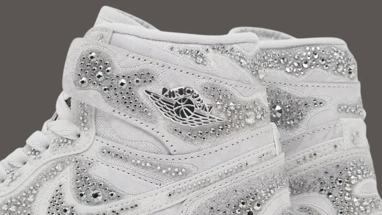 Hinh anh 5: Hinh anh Swarovski x Air Jordan 1 Retro High OG Vast Grey voi thiet ke pha le lap lanh.