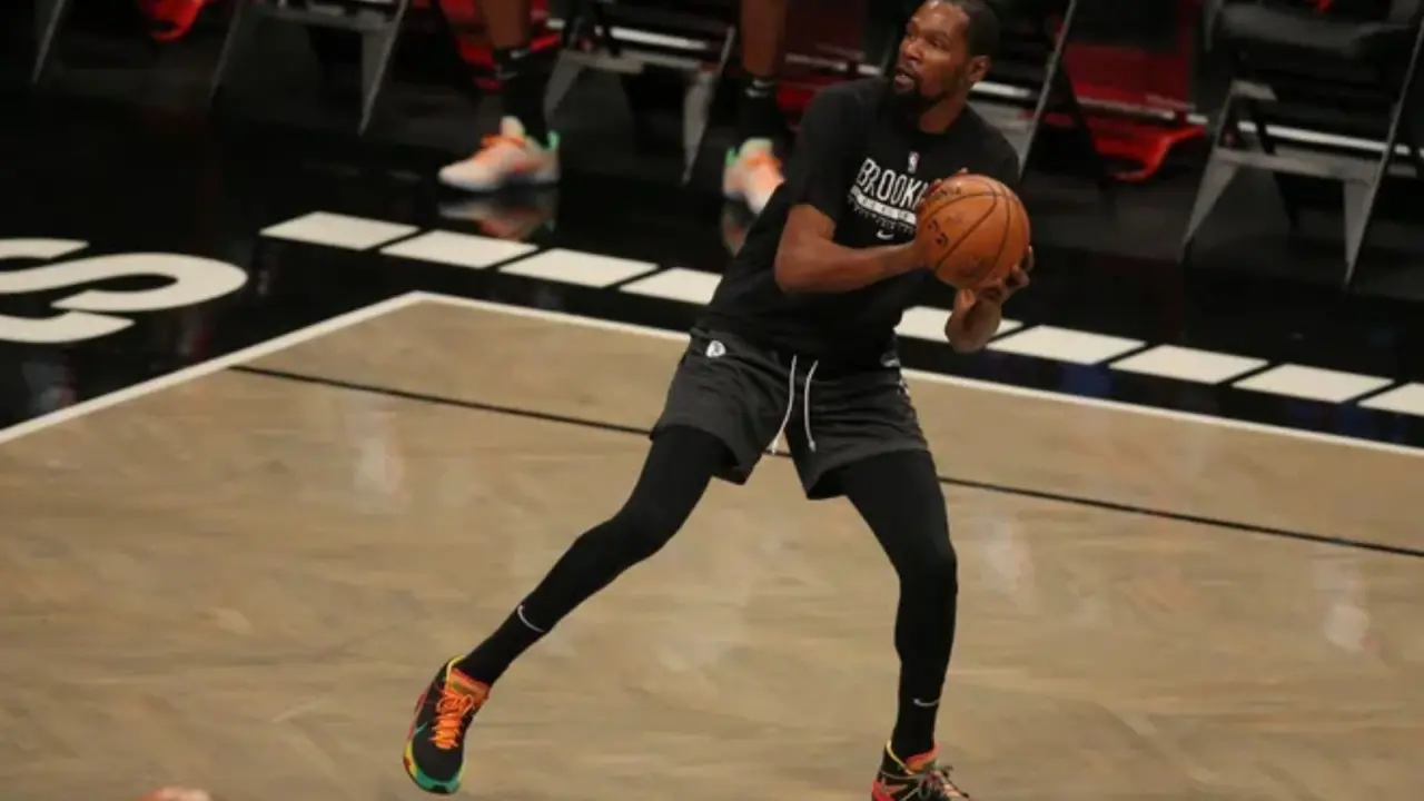 Hinh anh 1: Nick Young mang Air Jordan 11 tim va Air Jordan 20 Chutney trong tran dau Giang sinh 2013