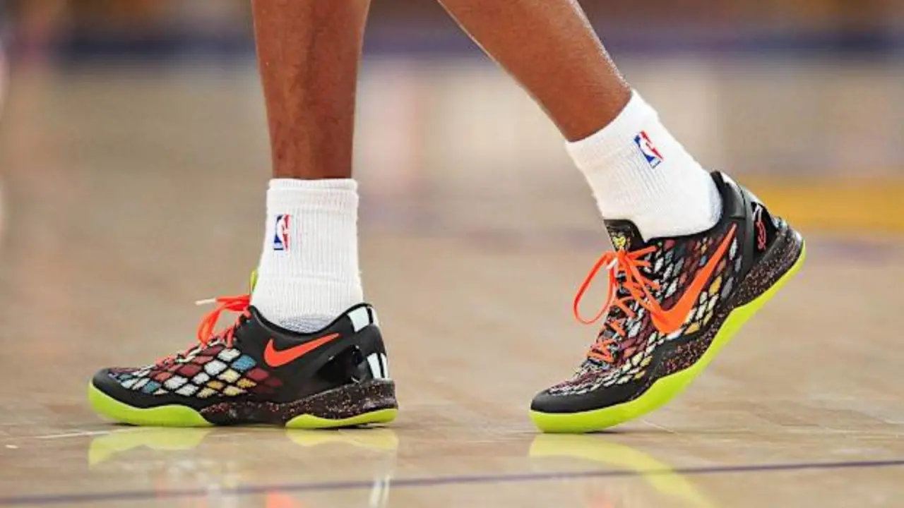 Hinh anh 1: Hinh anh Bernard King voi Converse Pro Star Hi trong ky luc 60 diem Giang sinh 1984
