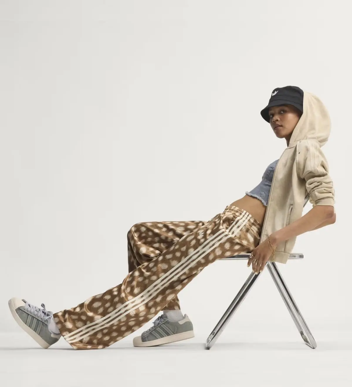 adidas Originals “Deer Print” phủ họa tiết hươu lên loạt thiết kế nữ