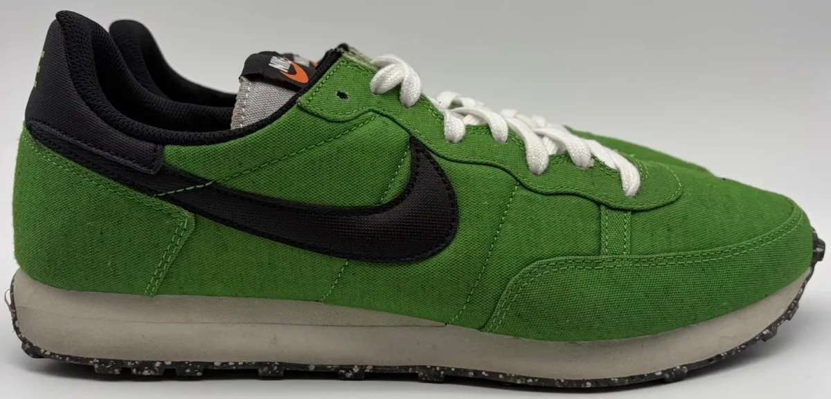 Cận cảnh upper Nike Challenger OG “Mean Green” với mảng xám và xanh lá