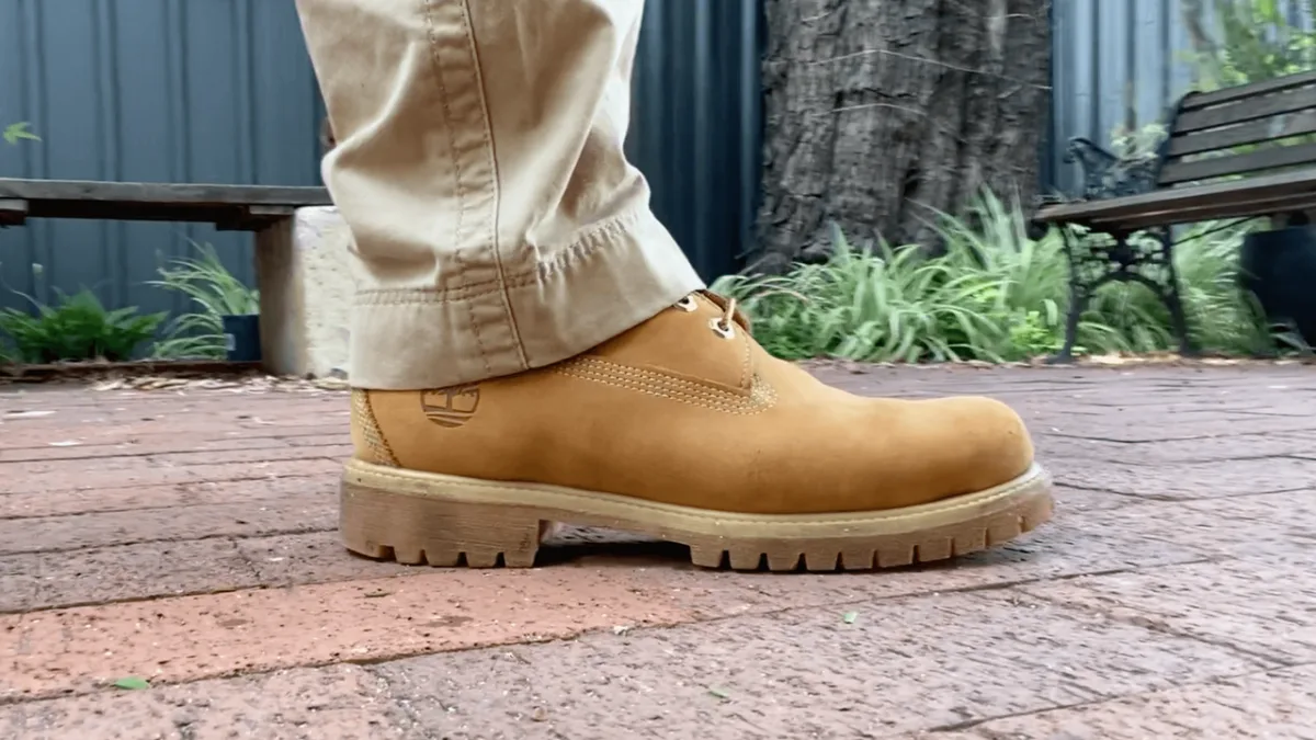 Ảnh ủng Timberland 6-Inch màu wheat biểu tượng, chụp nghiêng cổ điển
