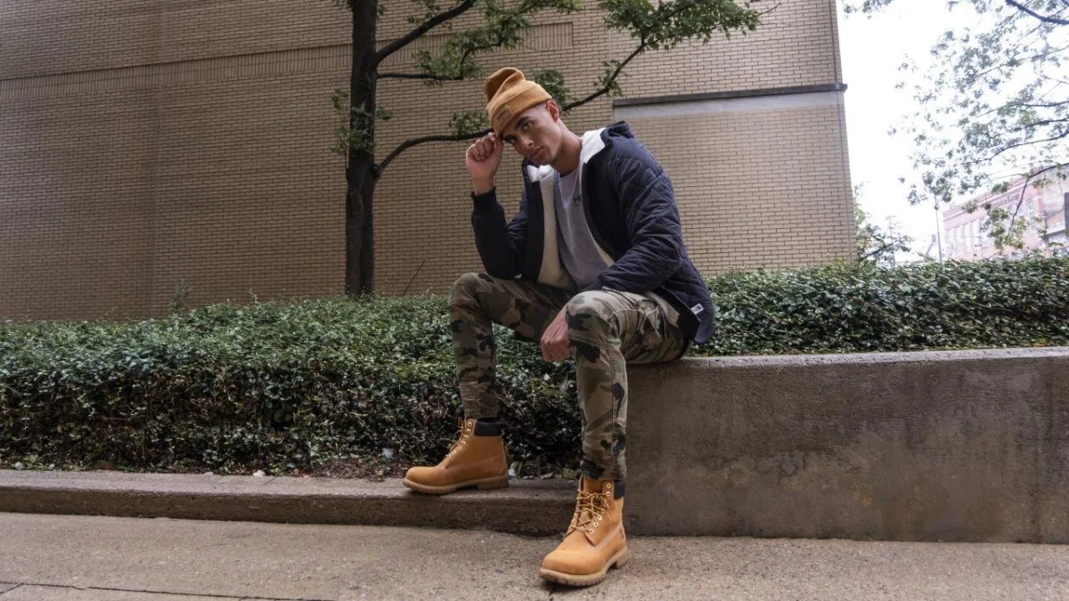 Phối ủng Timberland 6-Inch màu wheat mang với quần jeans, góc on-feet