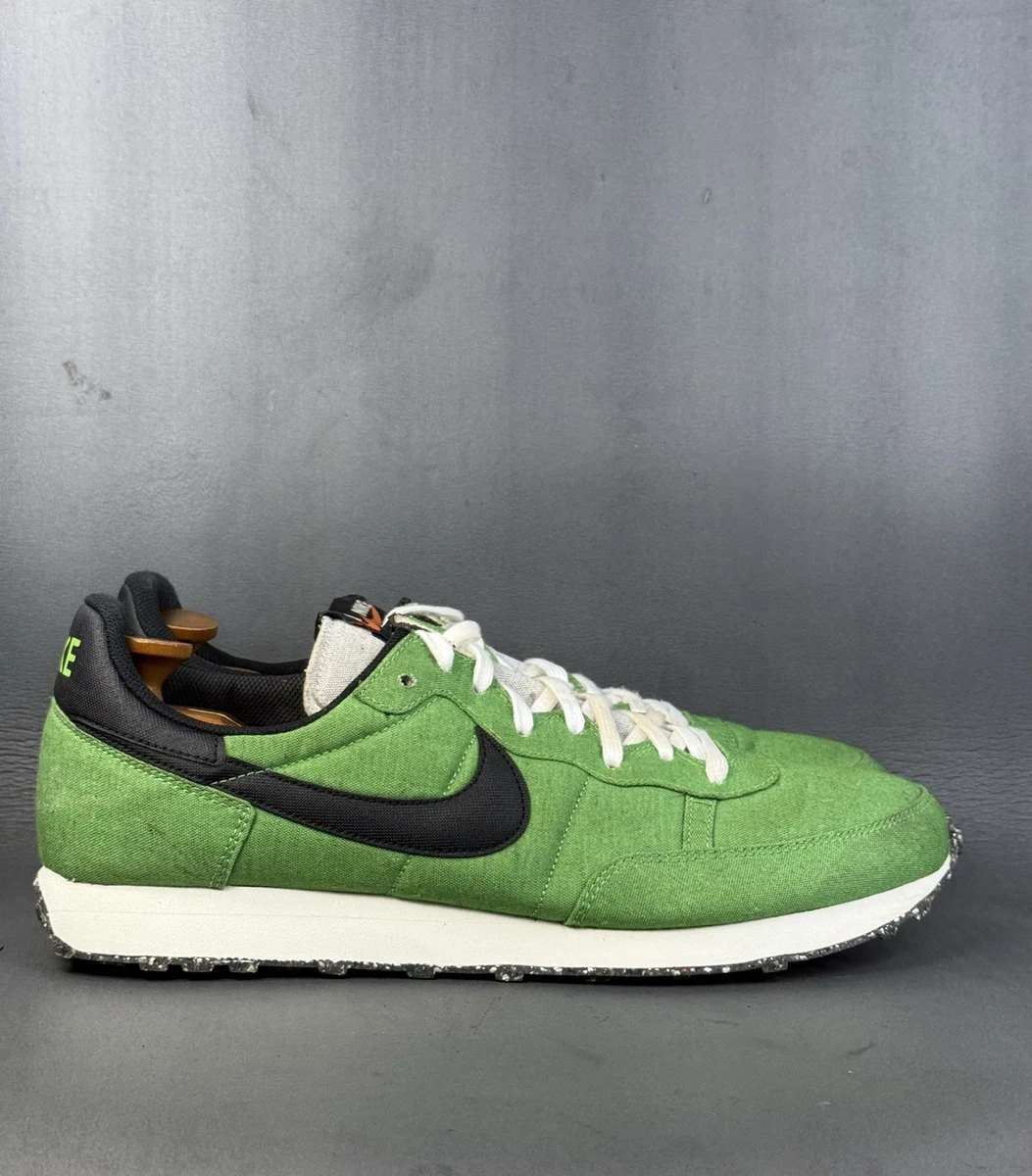 Nike Challenger OG “Mean Green” chụp ngang, phối xanh lá và xám retro