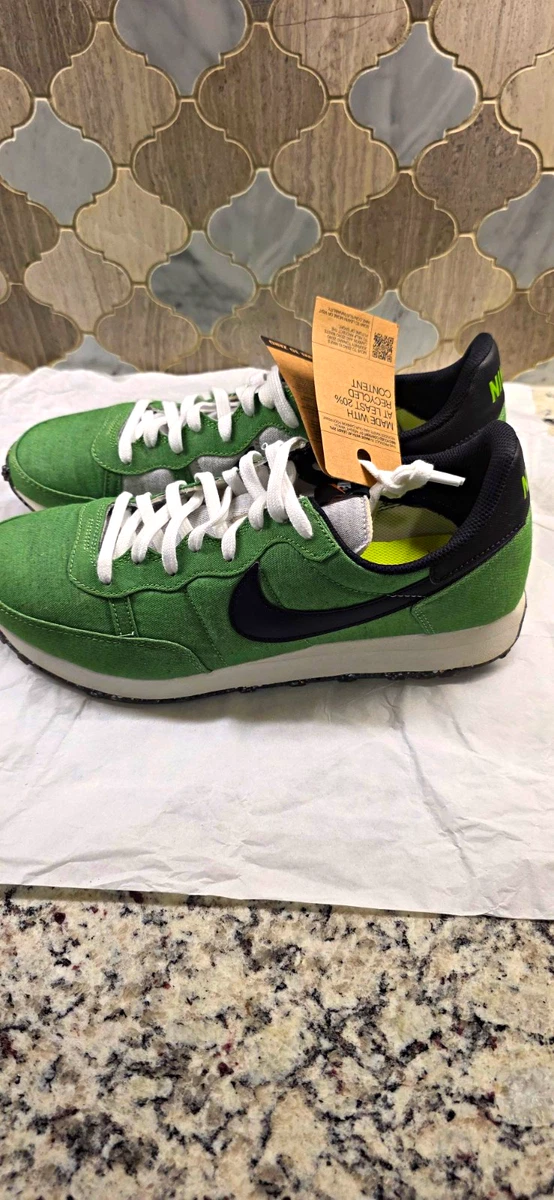 Nike Challenger OG “Mean Green” on-feet phong cách đời thường, phối xanh nổi bật